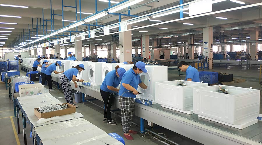 高效率！員工們忙碌地開展巴西客戶的衣物烘干機(jī)生產(chǎn)工作