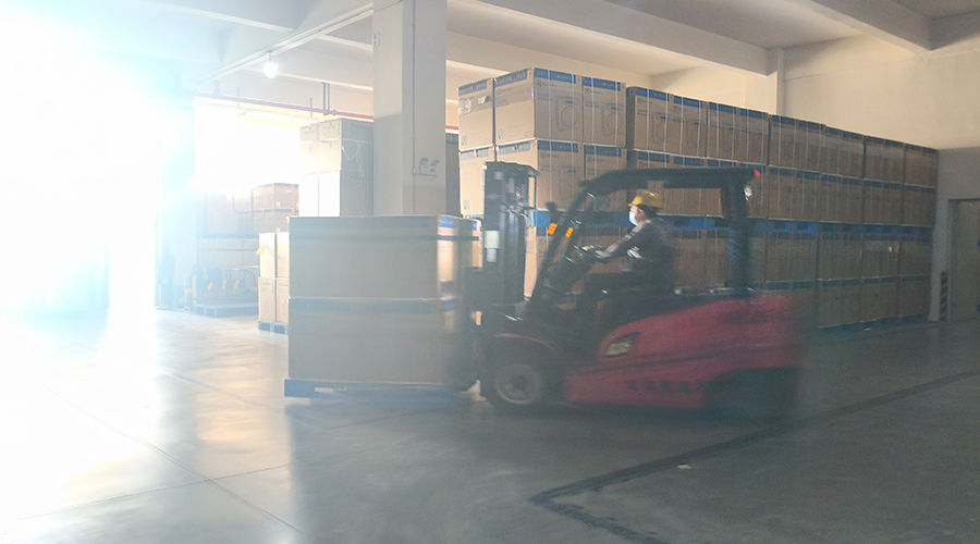 倉(cāng)庫(kù)繁忙，每日多條柜滾筒干衣機(jī)發(fā)往全球