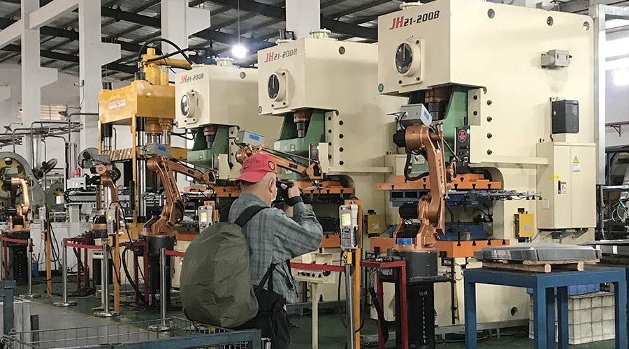 江門市攝影協(xié)會蒞臨金環(huán)電器拍攝交流  用鏡頭見證實(shí)力！