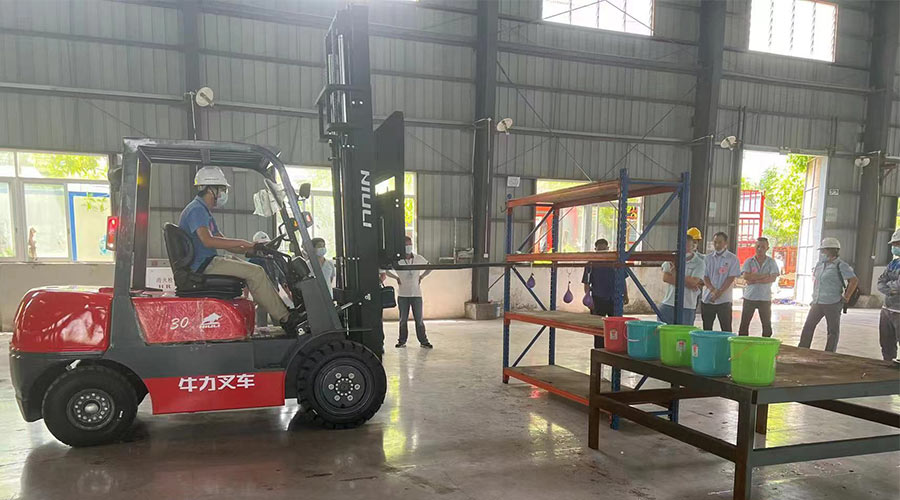 比技能 展風(fēng)采！金環(huán)電器參與鶴城鎮(zhèn)第二屆企業(yè)職工叉車技能競賽