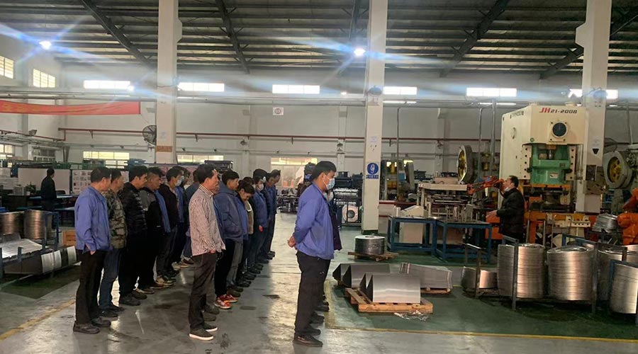 意氣奮發(fā)！金環(huán)電器沖壓車間組織人員開(kāi)展例行早會(huì)